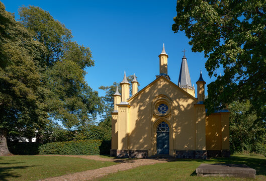 Am "Fontaneweg F5" liegt die denkmalgesch&uuml;tze "Schinkelkirche" von Gro&szlig;beeren (Ansicht von S&uuml;den)