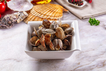 Steamed vongole clams with spices © Andrei Starostin