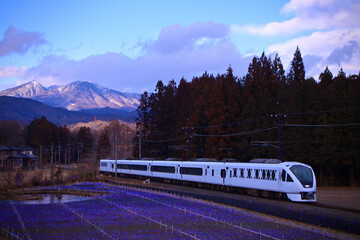 日光市　東武鬼怒川線　イルミネーションの中を走行するスペーシアＸ
