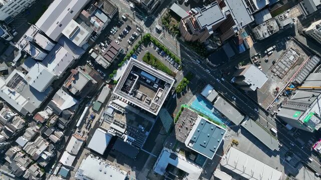 現代都市と道路の真俯瞰ドローン空撮