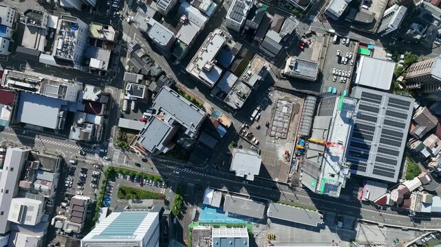 現代都市と道路の真俯瞰ドローン空撮