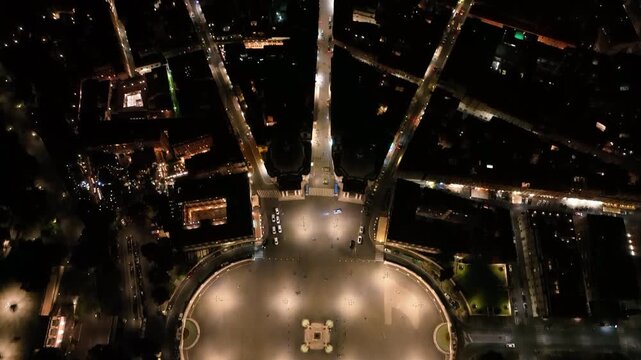 Piazza del Popolo e Piazza di Spagna a Roma, Italia. Vista aerea notturna in Timelapse. 
Veduta dell'alto in time lapse del Tridente nel centro storico di Roma. Italia. 