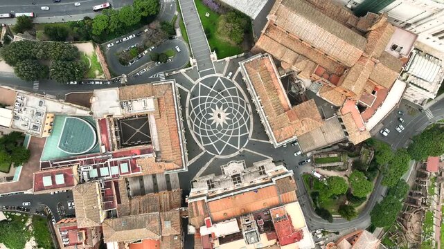 La piazza del Campidoglio a Roma, sede del sindaco e del comune di Roma. Vista aerea in time lapse.
Vista dall'alto della statua di Marco Aurelio a cavallo nel centro della piazza.