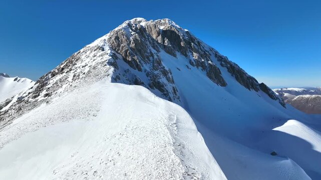 Salendo fino alla vetta della montagna innevata. Vista aerea, time lapse.
La montagna del Monte terminillo ricoperta da neve fresca. Paesaggio invernale. 