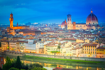 Obraz premium old town over river Arno at night, Florence, Italy