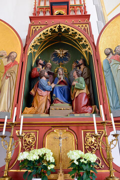 Der linke Seitenaltar der Kath. Pfarrkirche St. Johannes Baptist in Oberstdorf, Landkreis Oberallg&auml;u (Bayern)