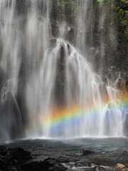 虹が架かる善五郎の滝