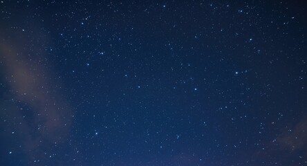 Obraz premium Legendary night vault crowded with luminous stars and soft cloud wisps