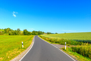 Naklejka premium Kreisstraße 94 (K 94) zwischen Fleschenbach-Freiensteinau und Steinau-UImbach in Hessen
