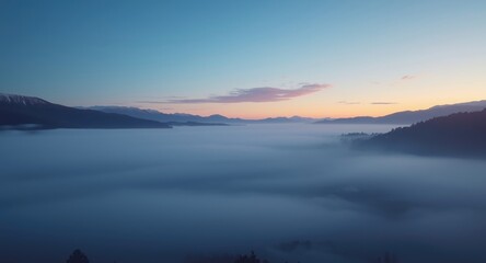 Obraz premium Low lying winter fog blanketing the valleys in soft mist