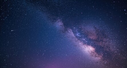Obraz premium Bright summer night meteor activity under a crisp Milky Way galaxy display
