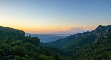 Obraz premium Lush mountainous area beneath a transitioning gradient sky