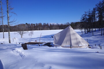 冬の湖畔でのキャンプ
