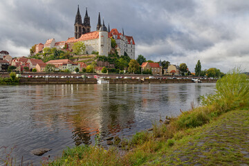 Fototapeta premium Blick über die Elbe auf die Altstadt, die Albrechtsburg und den Dom von Meißen, Landkreis Meißen, Sachsen, Deutschland