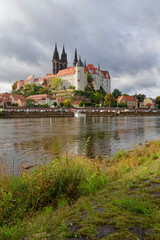 Obraz premium Blick über die Elbe auf die Altstadt, die Albrechtsburg und den Dom von Meißen, Landkreis Meißen, Sachsen, Deutschland