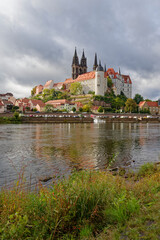 Obraz premium Blick über die Elbe auf die Altstadt, die Albrechtsburg und den Dom von Meißen, Landkreis Meißen, Sachsen, Deutschland