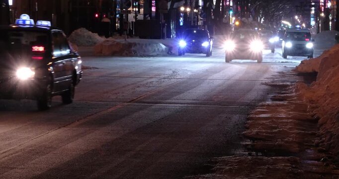 札幌の冬の夜を彩る街路樹のイルミネーションと走行する車 北海道 札幌市