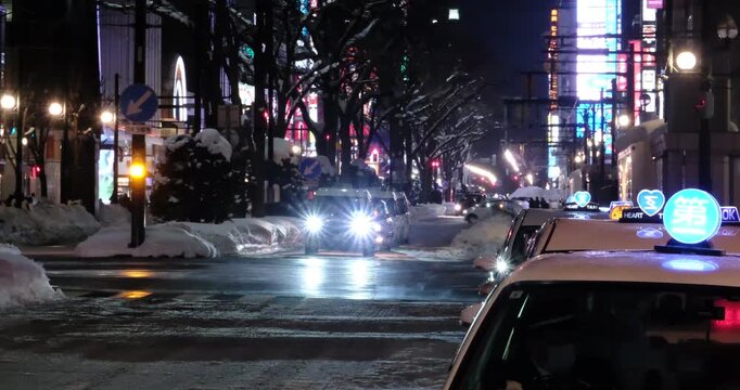 札幌の冬の夜を彩る街路樹のイルミネーションと走行する車 北海道 札幌市