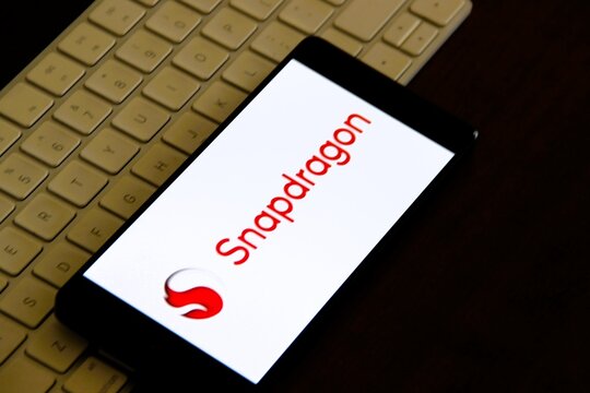 Snapdragon - Fam&iacute;lia de processadores "System-on-Chip" (SoC) baseada em tecnologia ARM, desenvolvida pela Qualcomm, que funciona como o "c&eacute;rebro" de smartphones, tablets, notebooks e ve&iacute;culos. 