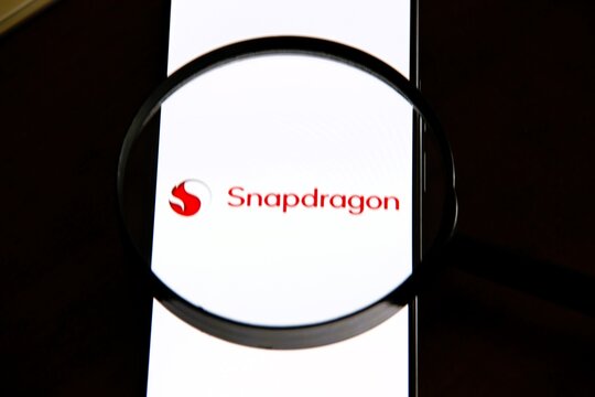 Snapdragon - Fam&iacute;lia de processadores "System-on-Chip" (SoC) baseada em tecnologia ARM, desenvolvida pela Qualcomm, que funciona como o "c&eacute;rebro" de smartphones, tablets, notebooks e ve&iacute;culos. 
