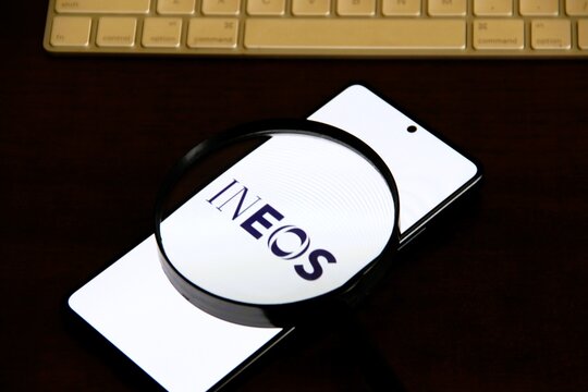 INEOS - Conglomerado multinacional brit&acirc;nico de produtos petroqu&iacute;micos, produtos qu&iacute;micos especializados e petr&oacute;leo, com sede em Londres, controlado por Jim Ratcliffe.  