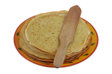 Cr&ecirc;pes bretonnes empil&eacute;es dans une assiette avec une spatule en bois en gros plan isol&eacute;es sur fond blanc