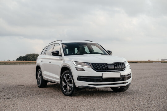 A tall family SUV, white in color, with a sporty design, which is distinguished by a spacious interior, a huge trunk and an excellent balance between comfort and handling.