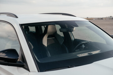 A tall family SUV, white in color, with a sporty design, which is distinguished by a spacious interior, a huge trunk and an excellent balance between comfort and handling.