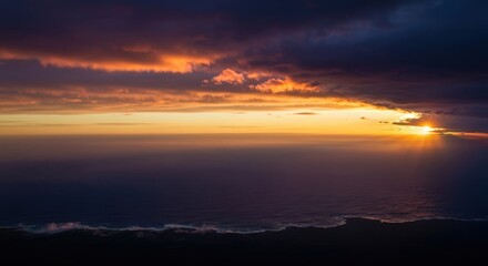 Obraz premium Breathtaking Sunset Over Ocean with Dramatic Clouds and Vibrant Sky