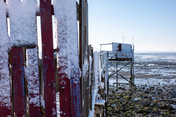 Carrelet enneigé de la Baie de Yves, Charente Maritime, France © jujud3100