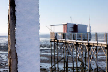 Carrelet enneigé de la Baie de Yves, Charente Maritime, France © jujud3100
