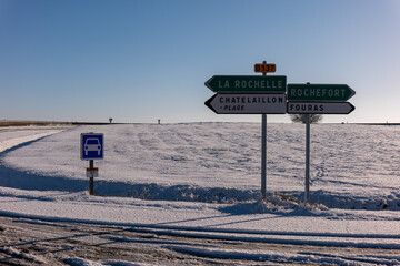 Panneaux de circulation sous la neige, Yves, Charente Maritime, France © jujud3100