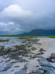 Obraz premium Traumstrand an der Küste bei der Gimsøy Kirke auf den Lofoten