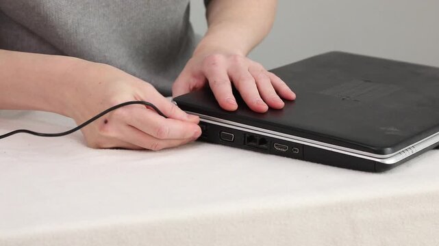 clicking and knocking when inserting a USB cable into a laptop port