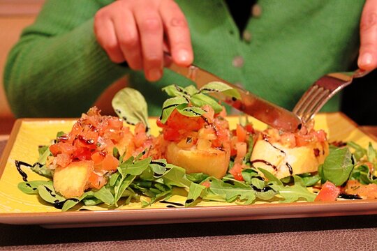 gesunde ern&auml;hrung mit viel gr&uuml;nem salat
