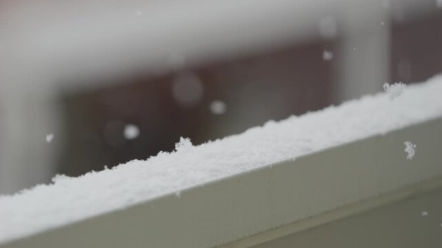 手すりに雪が積もっていく冬の日常風景　スローモーション