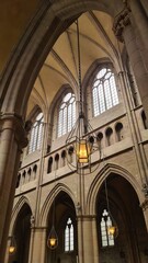 Obraz premium Belle perspective sur la nef et les vitraux de la cathédrale Saint-Bénigne de Dijon