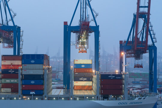 HAMBURG, DEUTSCHLAND - 07. 02.2026: Containerterminal Tollerort an der Elbe in Hamburg