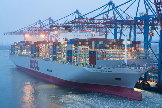 HAMBURG, DEUTSCHLAND - 07. 02.2026: Containerterminal Tollerort an der Elbe in Hamburg