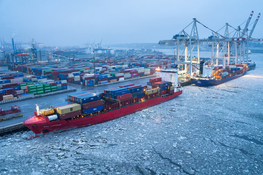 HAMBURG, DEUTSCHLAND - 07. 02.2026: Containerterminal Tollerort an der Elbe in Hamburg