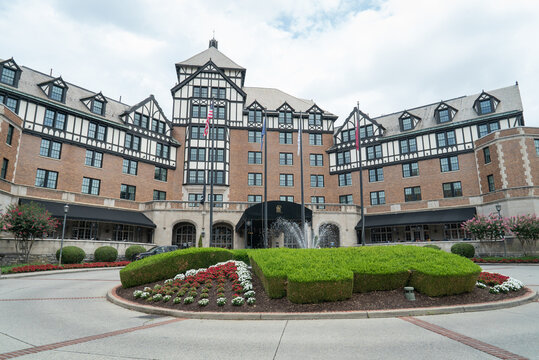 Roanoke, Virginia - June 21, 2025: The roundabout and main entrance to historic Hotel Roanoke