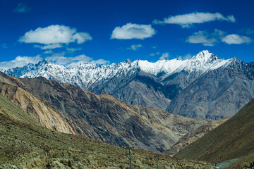 Obraz premium Snowy Himalayan peaks, blue sky at Chang La,southern pass, high mountain pass in Ladakh in the Greater Himalaya between Leh and the Shyok River valley. Leh to Pangong Lake road. Leh, Ladakh, India.