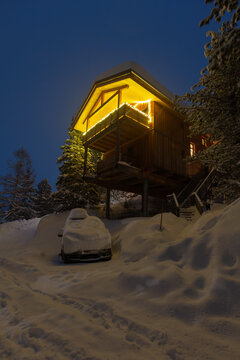 Ein wundersch&ouml;nes Haus in &Ouml;sterreich bei Winterzeit mit viel Schnee und Lichter.	
