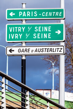 panneaux de signalisation routi&egrave;re sur le p&eacute;riph&eacute;rique dans le treizi&egrave;me arrondissement de Paris en France.