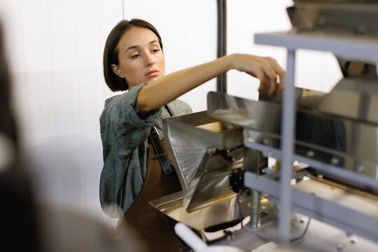 Worker controlling process in cropped industrial packing machine