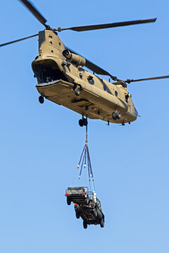 Heavy transport helicopter with slingload equipment 