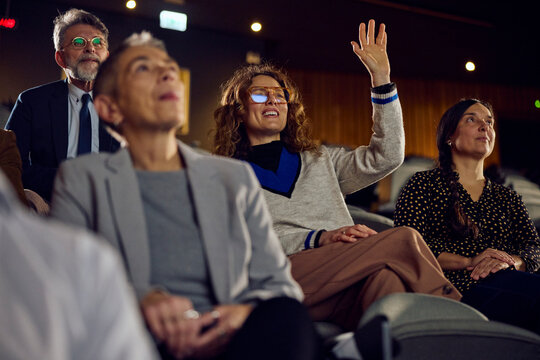 The audience takes part in the open debate.