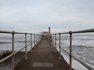 Obraz premium Amble lighthouse and pier. Northumberland uk in winter
