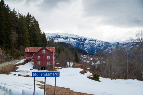 Roter Stadel in Mollandsmarki Winterlandschaf