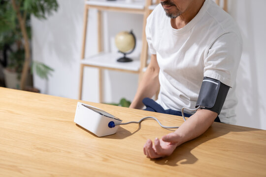 血圧を計る男性